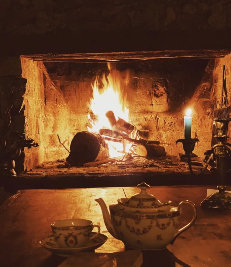 La chimenea a leña es el punto de encuentro fundamental de este hogar.