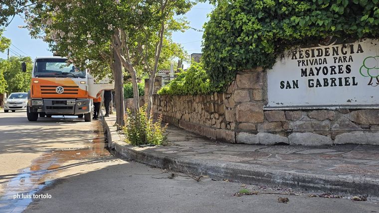 Camiones cisterna de la municipalidad abastecen de agua a geriátricos, sanatorios y situaciones urgentes en Villa Carlos Paz. Foto: Luis Tórtolo