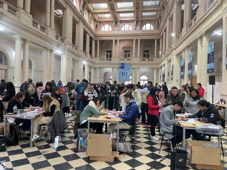 La Libertad Avanza afirma que en el escrutinio definitivo encontrarán los 752 votos que le faltan para sacarle el quórum a Kicillof en el Senado bonaerense.