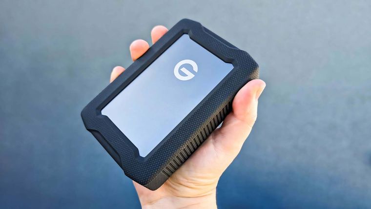 El SanDisk G-Drive ArmorATD resiste impactos f&iacute;sicos de 450 kg y salpicaduras de agua.