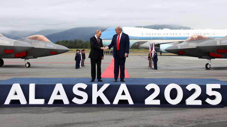 Trump y Putin posaron brevemente para la prensa.