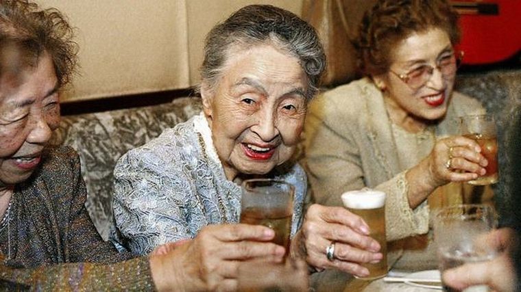 Foto: GETTY IMAGES. Hideko Arima celebrando su cumpleaños número 101 en su pequeño bar en Tokio.