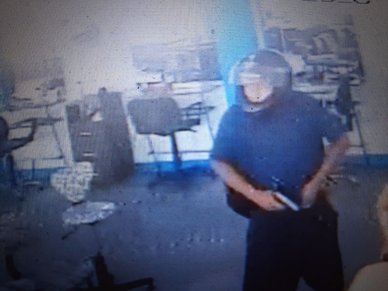 Amenazas Los sujetos ingresaron a la peluquería y amenazaron a varias personas.