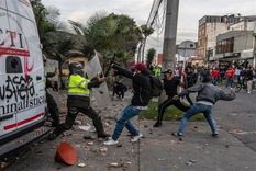 colombia bajo fuego contra la policia: ya hay 10 muertos y 400 heridos