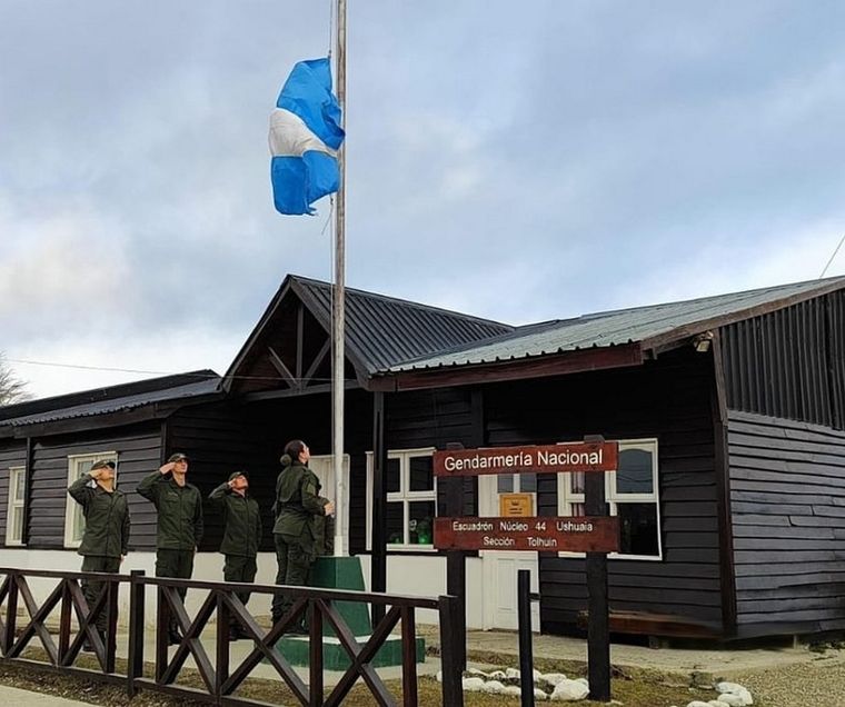 Efectivos de la Gendarmería rinden honor y homenaje a los soldados muertos el jueves Foto: Instagram Gendarmería Nacional