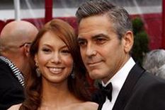 George Clooney, aquí junto a Sarah Larson, habló de Kamala Harris y Joe Biden. Foto: Efe