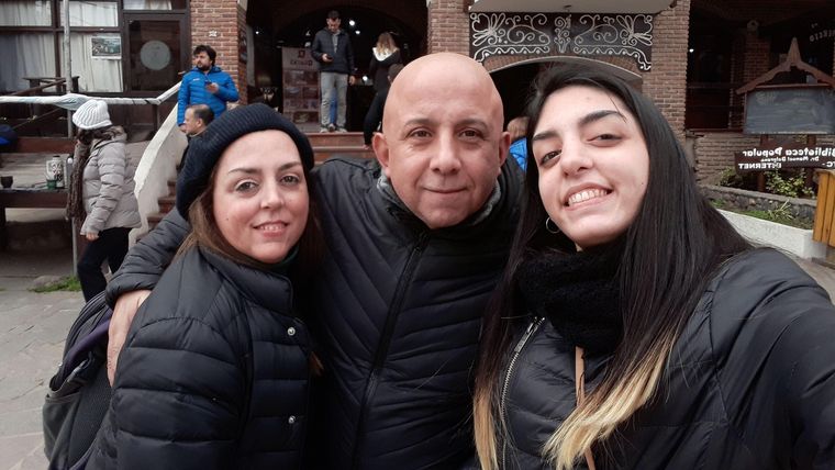 Eliana Yaynes con su pareja y su hija.