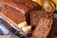 Con una sencilla receta podrás preparar este exquisito bizcocho de banana sin harina Foto: Shutterstock