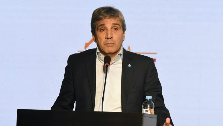 El impuesto al cheque representa el 12% de la recaudación fiscal. Para algunos debe enviarse a las provincias, para otros es necesario mantener su vigencia, el Gobierno prometió su eliminación. Foto: ALF PONCE MERCADO / MDZ