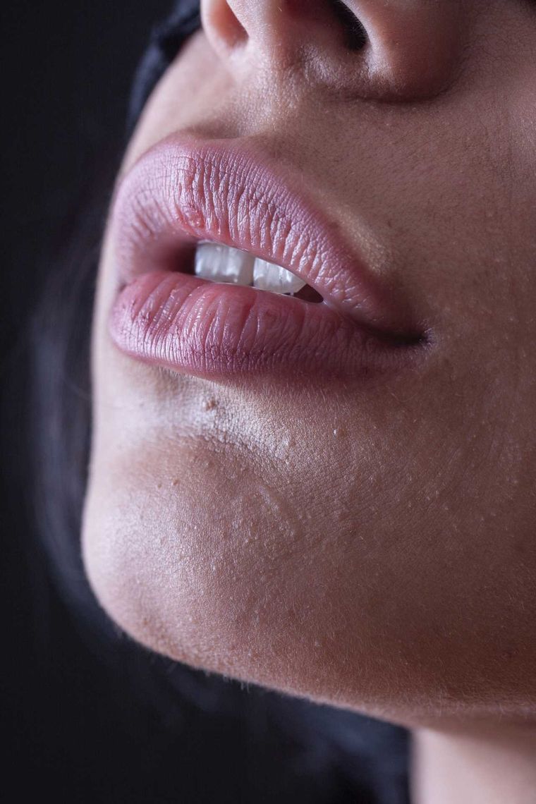 Exfoliación, clave. Debemos exfoliar la piel de los labios. Es un paso importante si queremos eliminar impurezas y células muertas, además de aportar una dosis extra de hidratación. Foto: Unsplash