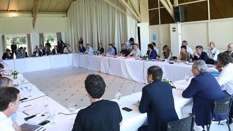 Kiciloff y Fernández El presidente se reunió con el gobernador de Buenos Aires y los intendentes para afinar las medidas.