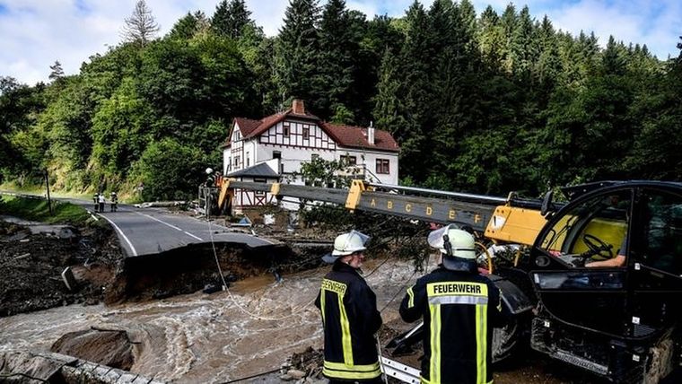 Bomberos salieron al rescate y a reparar los daños por las inundaciones en Schuld, Alemania. Foto: EPA