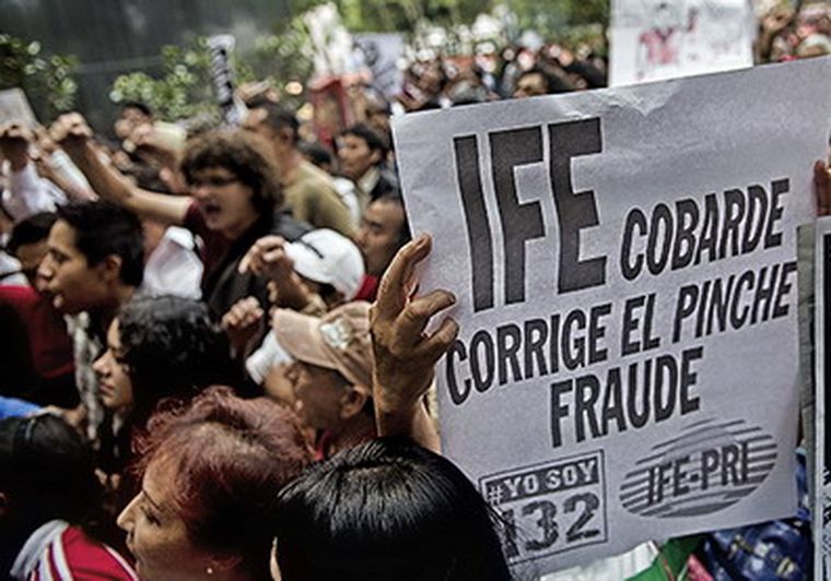 Lopez Obrador presentó pruebas de compra de votos. Foto: AFP