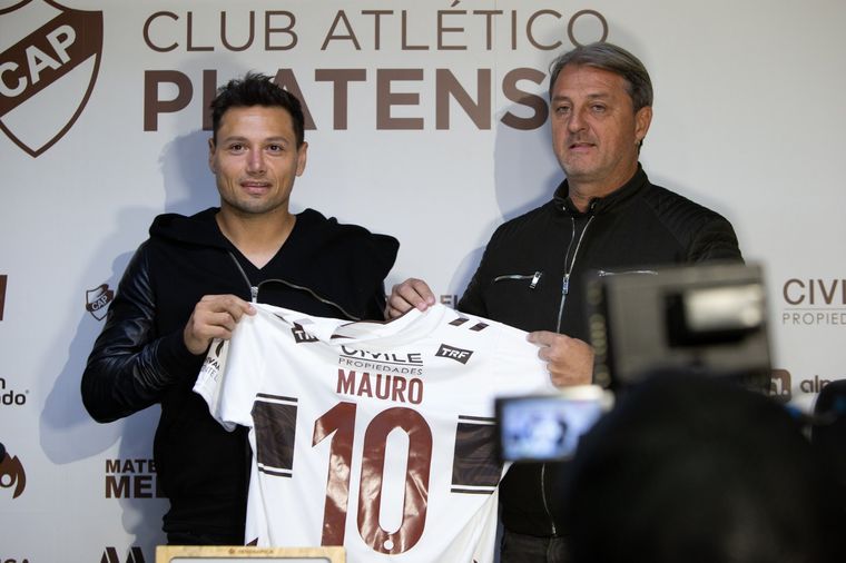 Mauro y la 10 del Calamar. Foto: @caplatense