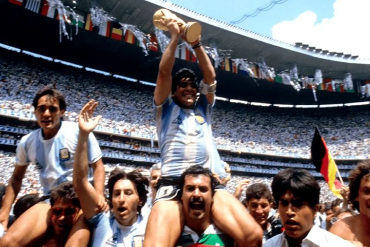 Roberto Cejas con Maradona sobre sus hombros en México 86.