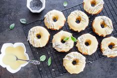 Receta de rosquitas con glaseado de limón: crujientes y listas en minutos.