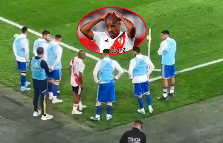 En el segundo tiempo, De la Cruz fue a patear un córner y los suplentes de Boca no se movieron del lugar donde precalentaban, incomodando al jugador de River ante la protesta de los hinchas.