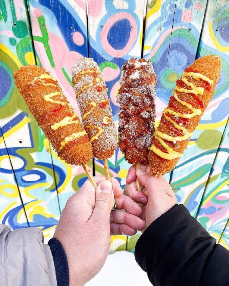 Los hot dogs coreanos no tienen pan y están rebozados y fritos.