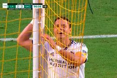 El Chicharito Hernández falló un penal sobre la hora queriéndola picar. El Chicharito Hernández falló un penal sobre la hora queriéndola picar.