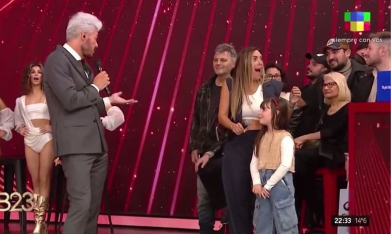 Marcelo Tinelli se sorprendió con el insulto de la hija de Floppy Tesouro El conductor tuvo un desopilante diálogo con la niña de 7 años Foto: Captura de TV