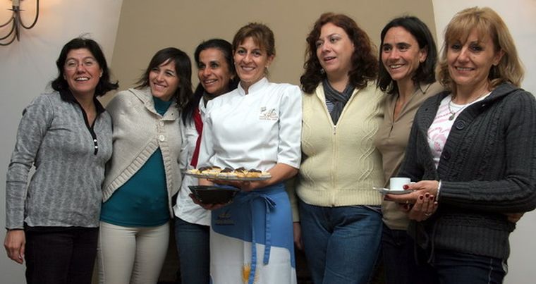 Viviana Villarreal, Viviana Cacciamani, Sandra De Vito, María Eugenia Viotti, Claudia Castellani, y Ornella Cevoli junto a la chef, Graciela Hisa. Foto: Gentileza