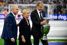 Dietz y Klinsmann, junto a la esposa del Kaiser Foto: @UEFA