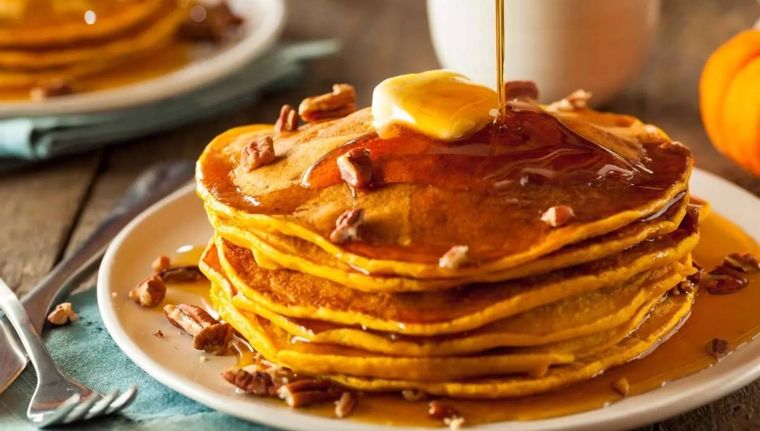 Cómo hacer tortitas de calabaza y avena para el desayuno (Shutterstock).