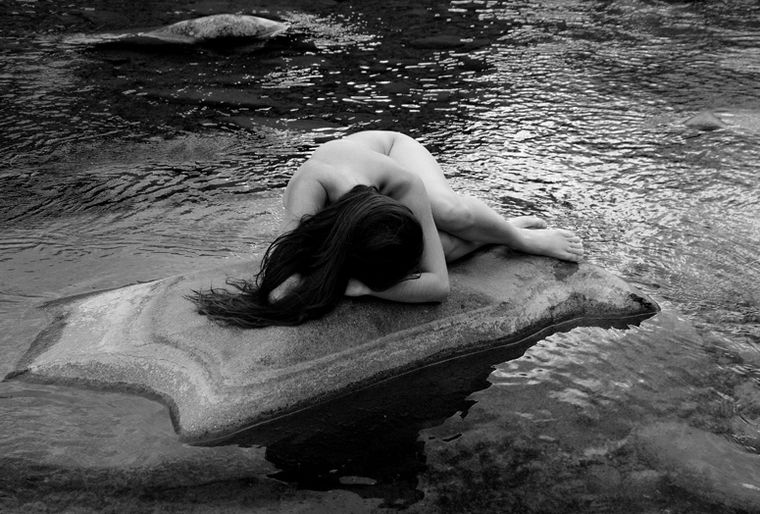 Uno de los sellos del artista, esta vez en el Río Mendoza. Uno de los sellos del artista, esta vez en el Río Mendoza.