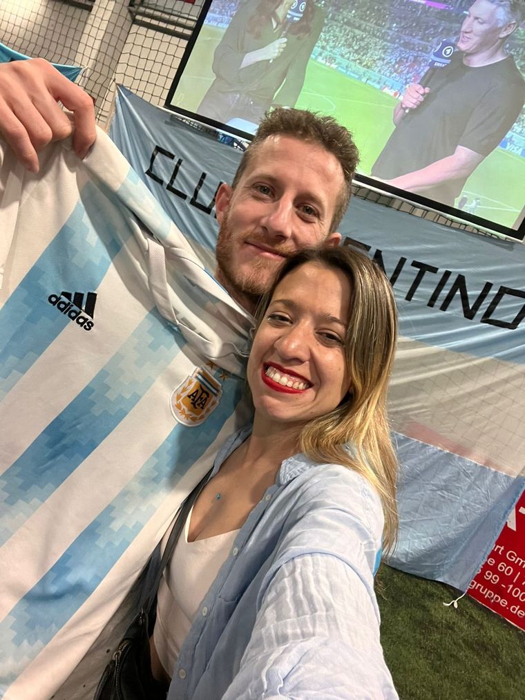 Agos y Pato alentando a la selección desde Suttgart, Alemania.