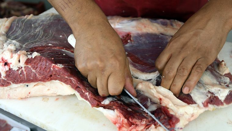 Cada vez más personas buscan financiar sus compras de carne vacuna. Foto: ALF PONCE MERCADO / MDZ