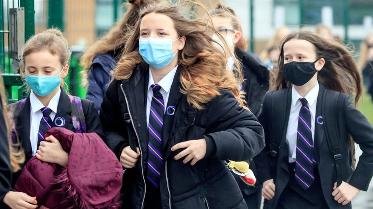 Hay gran alarma por posibles contagios masivos en escuelas de Inglaterra. Foto: SkyNews.