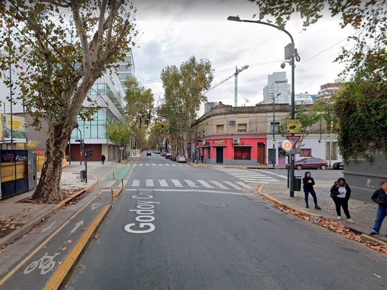 La mujer apareció muerta en la vía pública