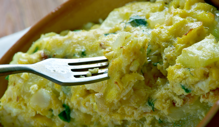 Aunque la receta tradicional es simple, algunos cocineros añaden guindilla para darle un toque picante característico. Aunque la receta tradicional es simple, algunos cocineros añaden guindilla para darle un toque picante característico.