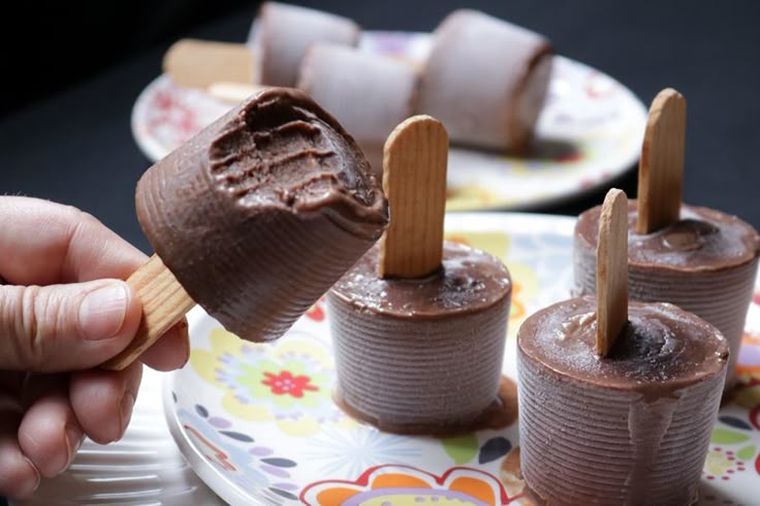 La receta de paleta de helado de chocolate puede prepararse con cacao puro, logrando un postre más saludable y antioxidante. La receta de paleta de helado de chocolate puede prepararse con cacao puro, logrando un postre más saludable y antioxidante.
