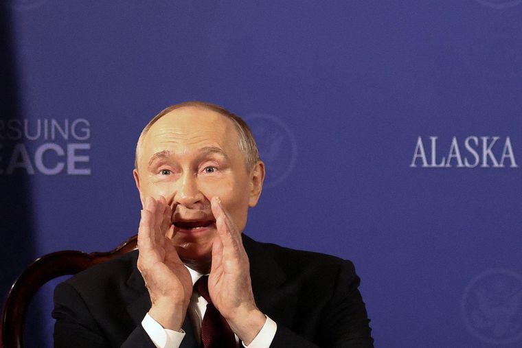 Putin hace un gesto a los periodistas después de que le preguntan: "¿Vas a dejar de matar civiles?".