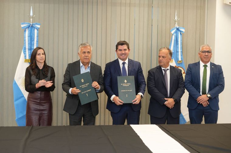 Alfredo Cornejo firmó un convenio específico con su par sanjuanino Marcelo Orrego.&nbsp;
