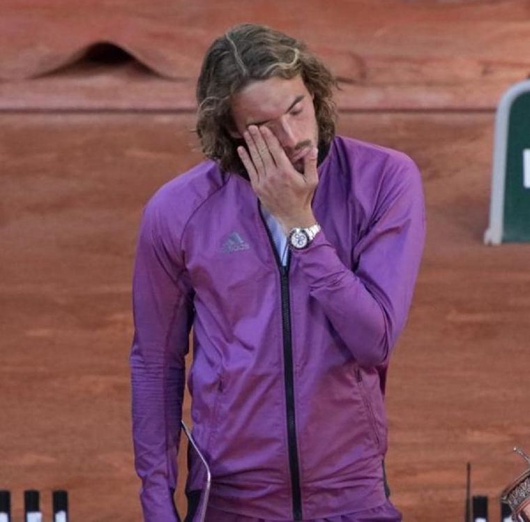 Stefanos Tsitsipas, emocionado tras perder la final de Roland Garros. Foto: Roland Garros