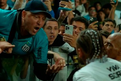 Neymar se cruzó con un hincha en la derrota del Santos vs. Internacional de Porto Alegre por el Brasileirao. Neymar se cruzó con un hincha en la derrota del Santos vs. Internacional de Porto Alegre por el Brasileirao.