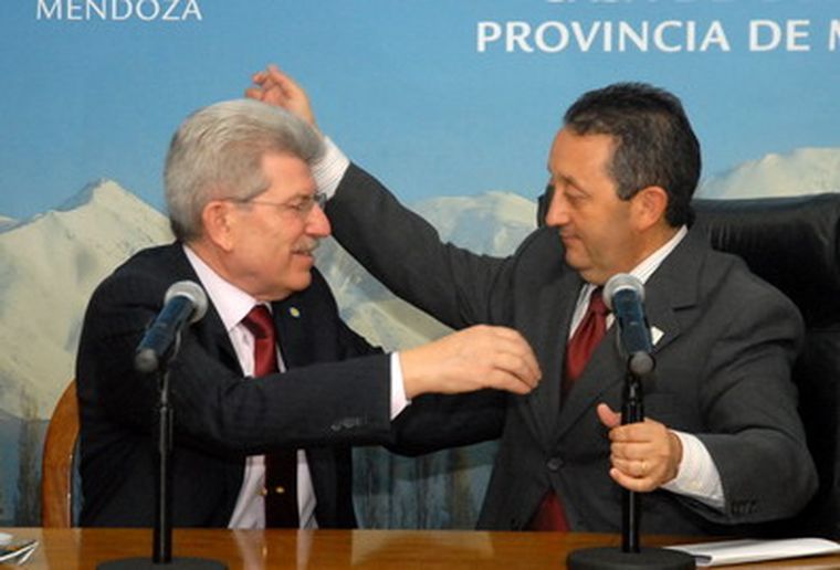 Juan Carlos Fábrega, luego de firmar un convenio con Jaque, adelantó la instalación de más cajeros y apertura de nuevas bocas de cobro. Foto: Gentileza