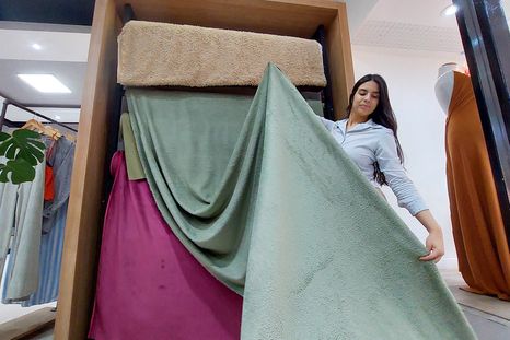 Texturas gamuzadas en tonos tierra dominan las tendencias de esta temporada en Mendoza. Texturas gamuzadas en tonos tierra dominan las tendencias de esta temporada en Mendoza.