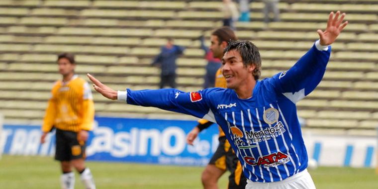 Vuelo ascendente. El Tomba arrancó con una victoria en su debut como local y va por más. Foto: MDZ