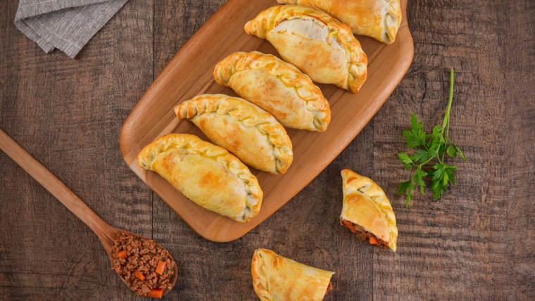 La receta de empanadas de copetín de carne nació como versión mini para facilitar el servicio en fiestas y eventos multitudinarios. La receta de empanadas de copetín de carne nació como versión mini para facilitar el servicio en fiestas y eventos multitudinarios.