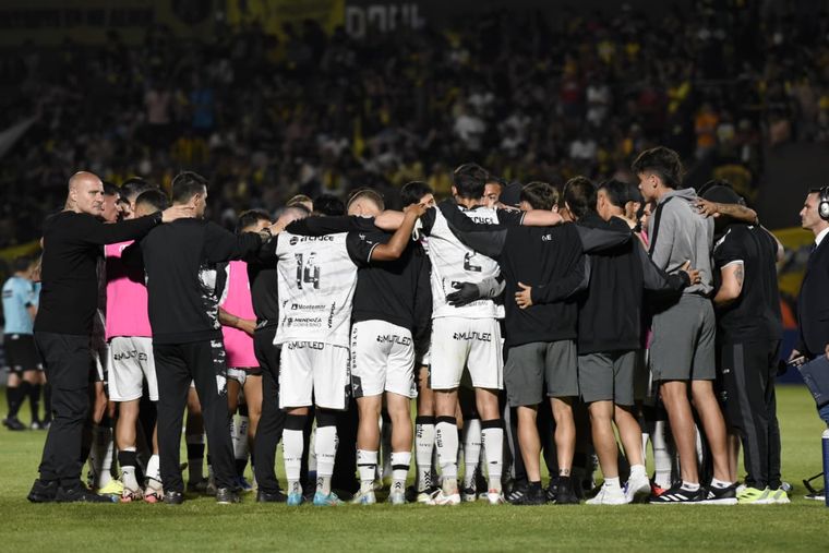 Antes de los penales, el plantel de Gimnasia se reunió y escuchó atentamente las arengas del DT y el arquero