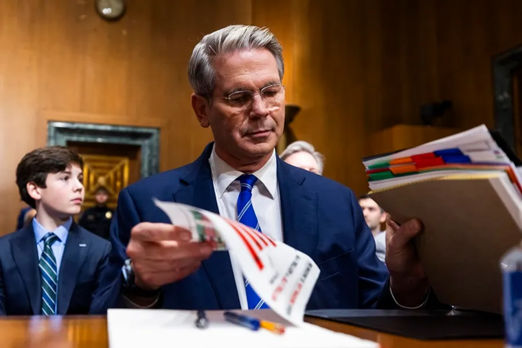 Scott Bessent considera que el entendimiento entre Estados Unidos e Irán arrojará un acuerdo a corto plazo, lo que impulsó una baja del precio del petróleo.&nbsp;