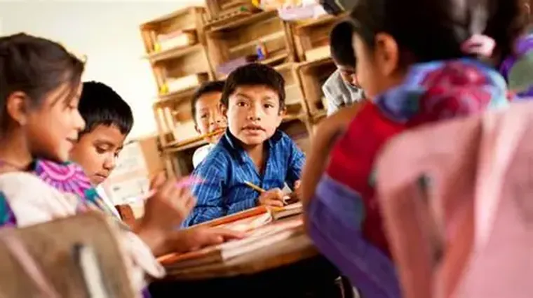 El proyecto presupuestario presentado ante el Congreso estipula un aumento de los fondos para educación que oscila entre el 4,4% y el 8% en términos reales El proyecto presupuestario presentado ante el Congreso estipula un aumento de los fondos para educación que oscila entre el 4,4% y el 8% en términos reales