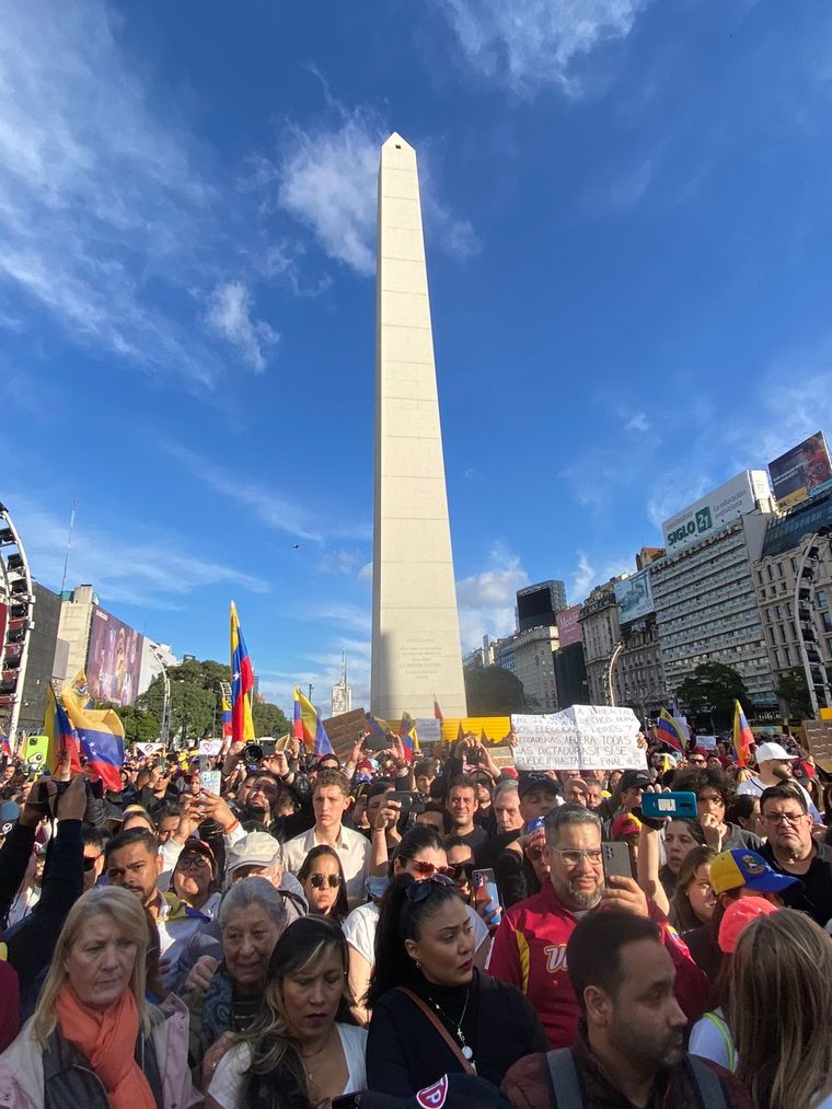 Masiva convocatoria en el Obelisco en apoyo a la restitución de la democracia en Venezuela Masiva convocatoria en el Obelisco en apoyo a la restitución de la democracia en Venezuela