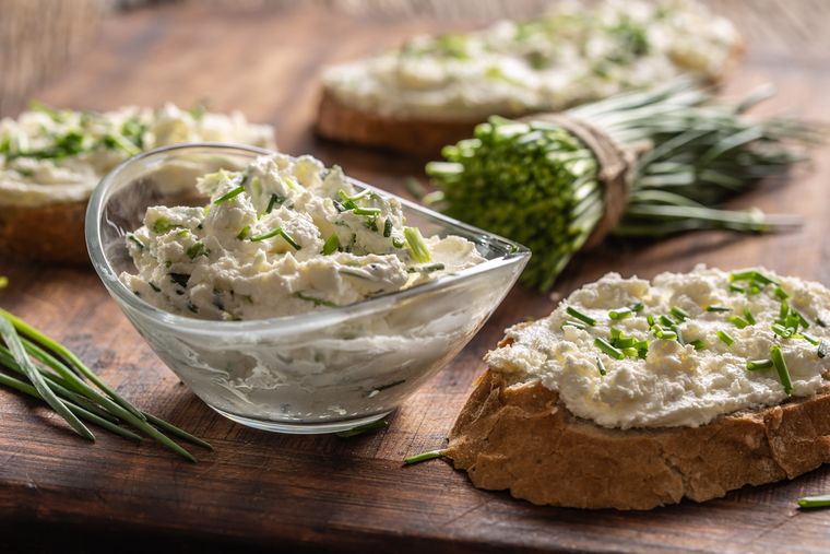 Receta de dip con queso crema y ciboulette: entrada fresca y sabrosa.