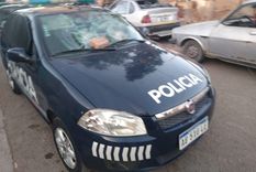 La policía fue recibida con piedrazos y ladrillazos que rompieron el móvil e hirieron a un oficial