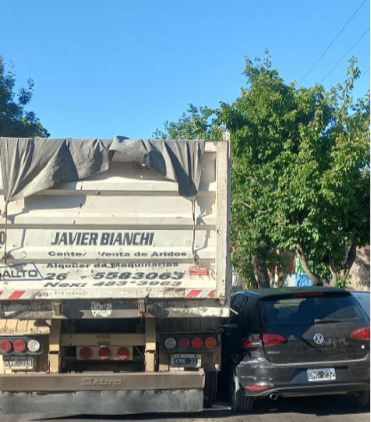 El camión y uno de los autos tras el hecho