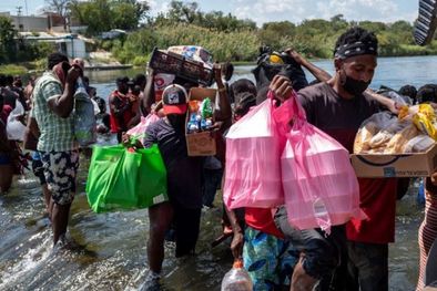 MDZol | Los migrantes han tenido que cruzar el río hacia México en busca de suministros. Foto: GETTY IMAGES